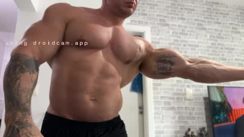 Snapshot of couplemuscle40 chatting on 05/26/26, 04:47 couplemuscle40 online show from 05/26/26, 04:47