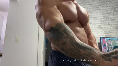 Snapshot of couplemuscle40 chatting on 05/30/26, 11:35 couplemuscle40 online show from 05/30/26, 11:35