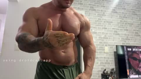 Snapshot of couplemuscle40 chatting on 06/25/26, 01:15 couplemuscle40 online show from 06/25/26, 01:15