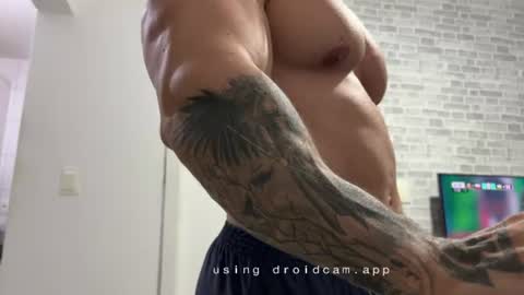 Snapshot of couplemuscle40 chatting on 07/06/26, 01:46 couplemuscle40 online show from 07/06/26, 01:46