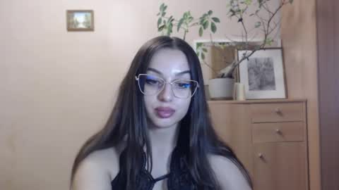 Snapshot of courtney_lux chatting on 02/11/25, 06:01 Courtney online show from 02/11/25, 06:01