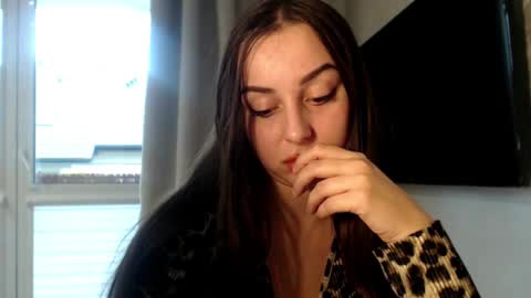 Snapshot of courtney_lux chatting on 10/16/25, 02:29 Courtney online show from 10/16/25, 02:29