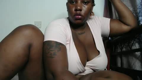 Snapshot of cozy_dion chatting on 07/08/26, 09:47 Erykah online show from 07/08/26, 09:47