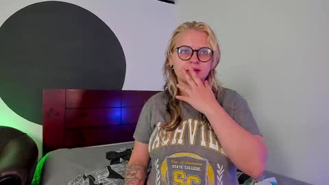 Snapshot of crazy_cakes_ chatting on 12/20/24, 01:33 Lexie Rose online show from 12/20/24, 01:33