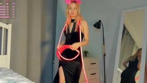 Snapshot of crazy_selfi chatting on 12/26/24, 05:37 Emma online show from 12/26/24, 05:37