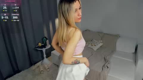 Snapshot of crazy_selfi chatting on 02/22/25, 02:50 Emma online show from 02/22/25, 02:50