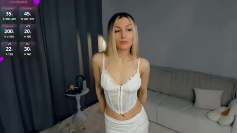 Snapshot of crazy_selfi chatting on 02/23/25, 02:18 Emma online show from 02/23/25, 02:18