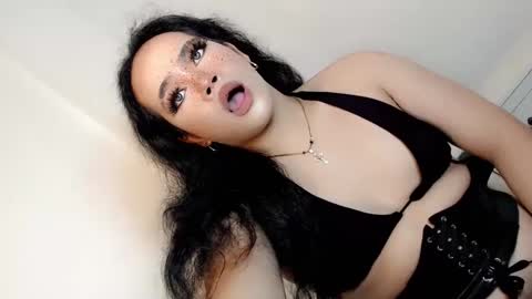 Snapshot of crazy_vixen chatting on 01/17/25, 07:05 Hot Ayisha online show from 01/17/25, 07:05