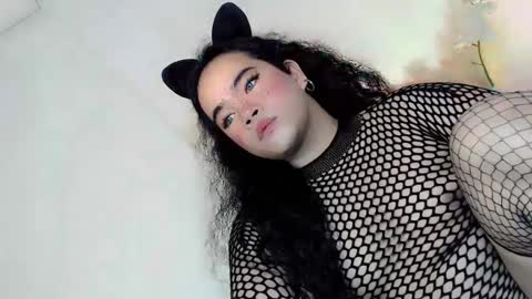 Snapshot of crazy_vixen chatting on 02/19/25, 04:44 Hot Ayisha online show from 02/19/25, 04:44