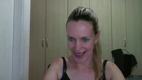 Snapshot of crazyanny chatting on 01/14/25, 12:11 Anny online show from 01/14/25, 12:11