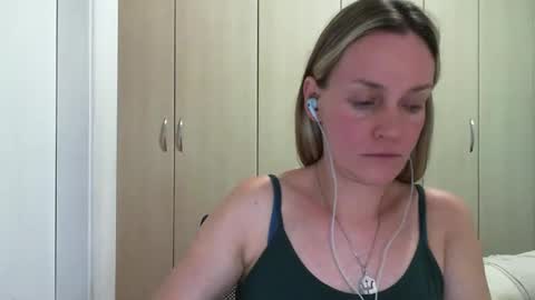 Snapshot of crazyanny chatting on 02/19/25, 09:36 Anny online show from 02/19/25, 09:36