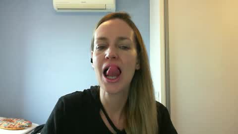 Snapshot of crazyanny chatting on 09/16/25, 11:00 Anny online show from 09/16/25, 11:00