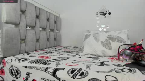 criistal_0 online show from 04/17/26, 01:08