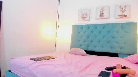 cris_dulce online show from 10/22/25, 05:56