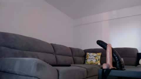 Snapshot of cris_tinne chatting on 06/25/26, 04:00 cris_tinne online show from 06/25/26, 04:00