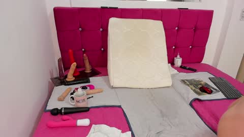 Snapshot of cristal_18xxx chatting on 12/13/24, 01:59 Cristal online show from 12/13/24, 01:59