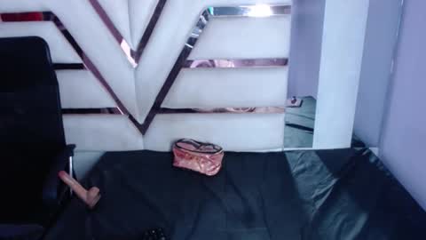 Snapshot of cristal_bobs chatting on 09/17/25, 04:03 Cristal online show from 09/17/25, 04:03