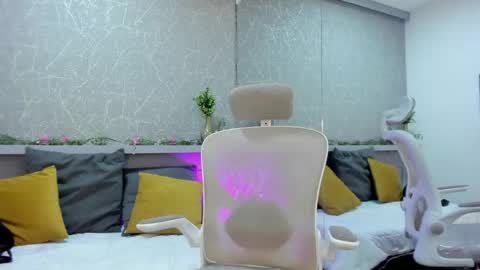 Snapshot of cristalbm_ chatting on 05/16/26, 04:31 cristalbm_ online show from 05/16/26, 04:31