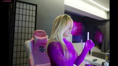 Laura online show from 11/21/25, 09:08