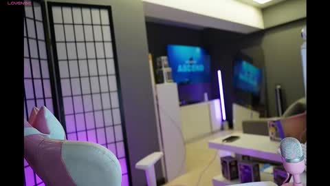 Laura online show from 11/22/25, 04:11