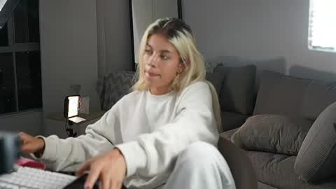 Laura online show from 04/12/26, 02:16