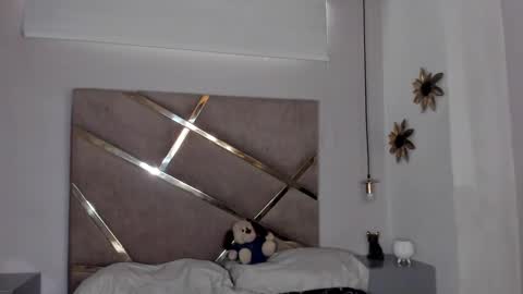  Independent Model online show from 02/05/25, 04:14