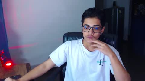 Snapshot of cristian_suarezz chatting on 01/11/25, 01:37 online show from 01/11/25, 01:37