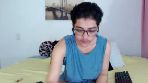 Snapshot of cristian_suarezz chatting on 01/25/25, 02:04 online show from 01/25/25, 02:04