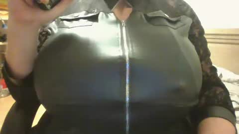 Snapshot of crossdresser240299 chatting on 02/17/26, 01:35 crossdresser240299 online show from 02/17/26, 01:35