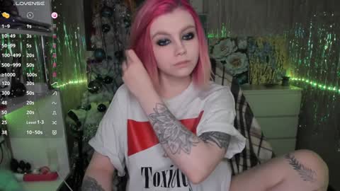 Snapshot of cryptobjgirlv2 chatting on 12/19/24, 05:08 Lilith online show from 12/19/24, 05:08