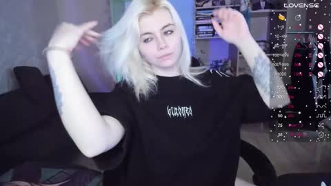 Snapshot of cryptobjgirlv2 chatting on 12/17/25, 09:26 Lilith online show from 12/17/25, 09:26