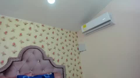 Snapshot of crystal_watson0 chatting on 05/15/26, 01:40 Milf Latina online show from 05/15/26, 01:40