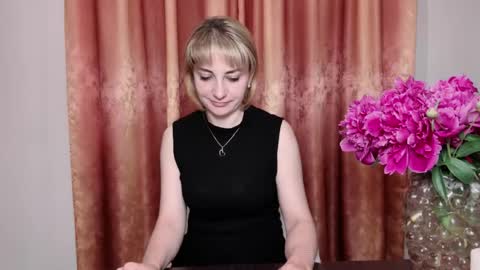 Snapshot of crystalfever_ chatting on 06/04/26, 07:53 Mary online show from 06/04/26, 07:53