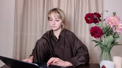 Snapshot of crystalfever_ chatting on 07/06/26, 08:22 Mary online show from 07/06/26, 08:22