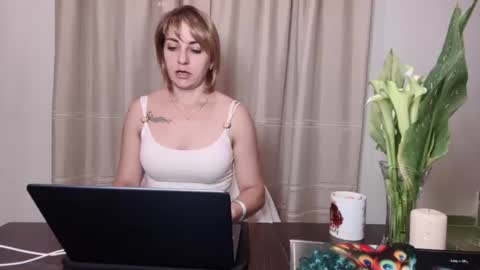 Snapshot of crystalfever_ chatting on 08/01/26, 08:52 Mary online show from 08/01/26, 08:52