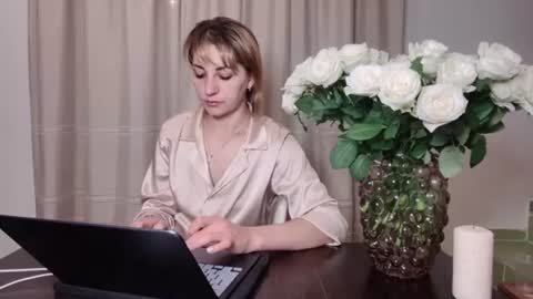 Snapshot of crystalfever_ chatting on 08/05/26, 08:44 Mary online show from 08/05/26, 08:44