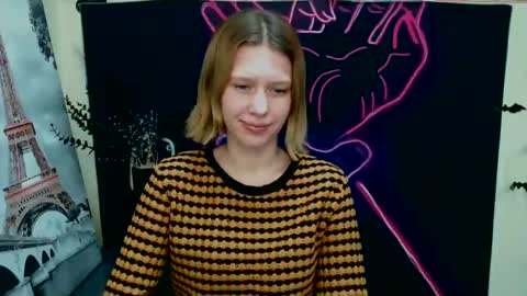 Snapshot of crystalgirl__ chatting on 01/07/25, 03:44 Stella online show from 01/07/25, 03:44