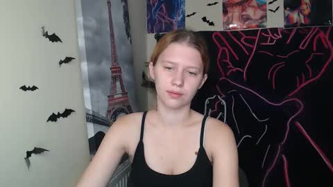 Snapshot of crystalgirl__ chatting on 10/29/25, 07:21 Stella online show from 10/29/25, 07:21