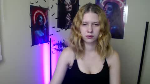 Snapshot of crystalgirl__ chatting on 11/09/25, 06:06 Stella online show from 11/09/25, 06:06