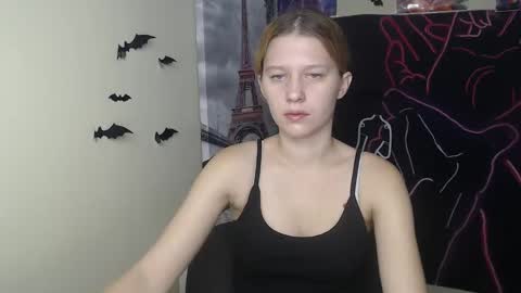 Snapshot of crystalgirl__ chatting on 11/11/25, 07:41 Stella online show from 11/11/25, 07:41