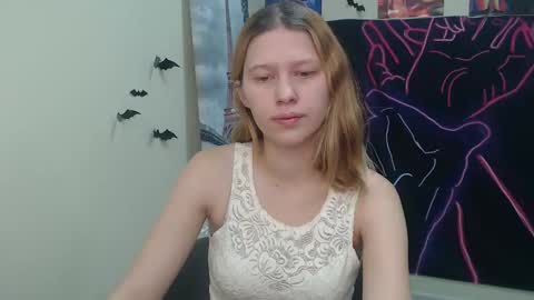 Snapshot of crystalgirl__ chatting on 11/19/25, 07:19 Stella online show from 11/19/25, 07:19