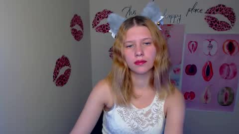 Snapshot of crystalgirl__ chatting on 11/23/25, 07:24 Stella online show from 11/23/25, 07:24