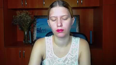 Snapshot of crystalgirl__ chatting on 11/27/25, 07:32 Stella online show from 11/27/25, 07:32