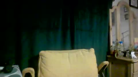 Snapshot of crystalizzzee chatting on 03/19/26, 01:48 Herekittykitty69 online show from 03/19/26, 01:48