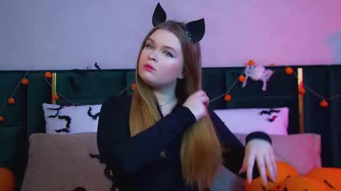 Snapshot of crystallyons chatting on 10/27/25, 06:23 Crystal online show from 10/27/25, 06:23