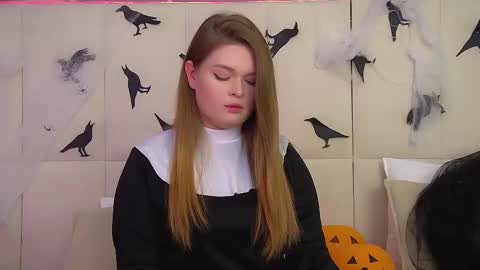 Snapshot of crystallyons chatting on 10/31/25, 08:15 Crystal online show from 10/31/25, 08:15