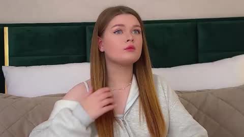 Snapshot of crystallyons chatting on 11/10/25, 06:29 Crystal online show from 11/10/25, 06:29