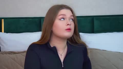 Snapshot of crystallyons chatting on 11/16/25, 06:24 Crystal online show from 11/16/25, 06:24