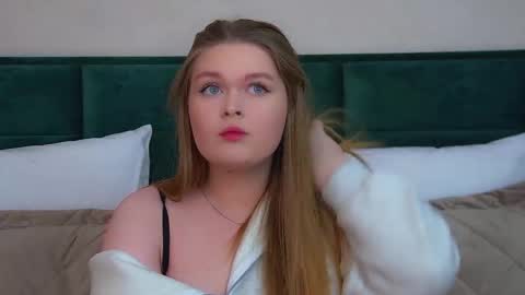 Snapshot of crystallyons chatting on 11/17/25, 06:03 Crystal online show from 11/17/25, 06:03