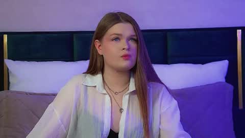 Snapshot of crystallyons chatting on 11/23/25, 06:19 Crystal online show from 11/23/25, 06:19